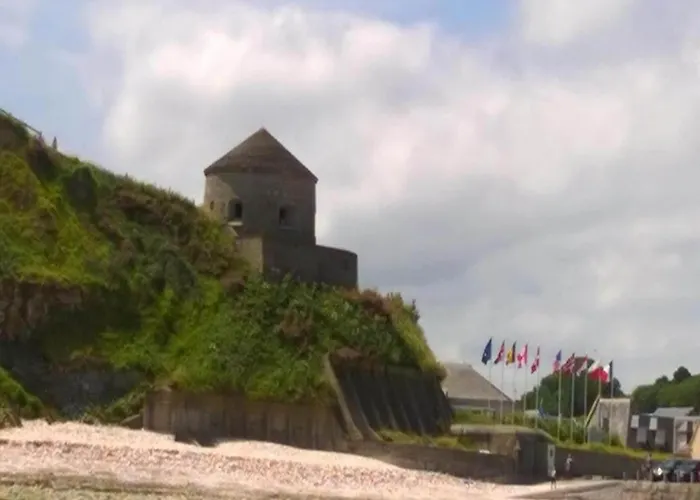 Golden Light Escape Sainte-Marguerite-d'Elle